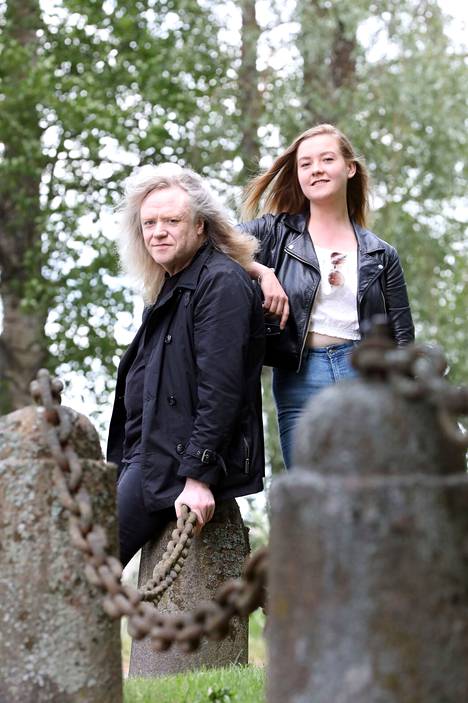 Jussin esikoistytär Ellinoora Hakulinen, 22, seuraa isäänsä muusikon uralle.