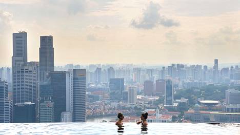 Singaporen kuvatuimman hotellin, Marina Bay Sandsin uima-altaalta aukeaa urbaani panoraama. Samoista maisemista voi nauttia näköalatasanteelta 57. kerroksesta tai SkyBarissa.