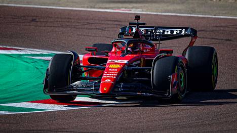 Ferrarin F1-auton nokka jousti Bahrainin ensimmäisissä F1-harjoituksissa. 