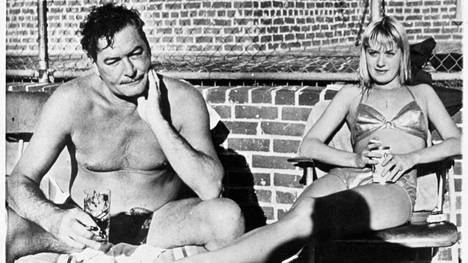 Errol Flynnin ja Beverly Aadladin suhde alkoi, kun tyttö oli 15-vuotias.
