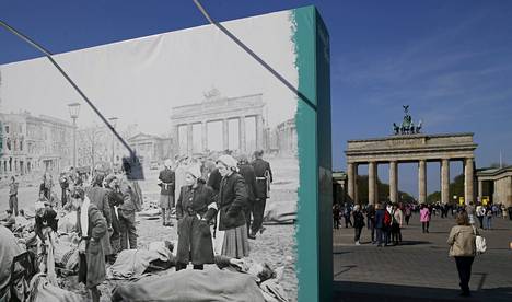 Brandenburgin portin eteen on tuotu valokuva, jossa voi verrata maisemaa kevääseen 1945.