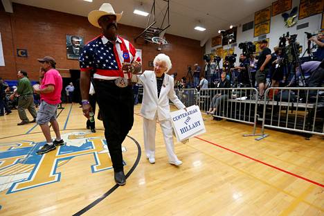 Hillary Clintonin kannattajat ehdokkaan vaalitilaisuudessa Arizonassa esivaalien aikaan viime maaliskuussa.