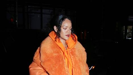 Esimerkiksi tällaisella tyylillä Rihanna peitteli edellistä raskauttaan vuoden 2022 keväällä.