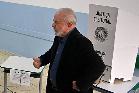 Ex-presidentti Lula da Silva tuomittiin vankeuteen korruptiosta vuonna 2018. Korkein oikeus mitätöi tuomion, mikä mahdollisti Lulan ehdokkuuden.