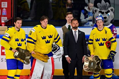 Ruotsin pelaajia ei hymyilyttänyt ottelun jälkeisessä palkintojenjaossa.
