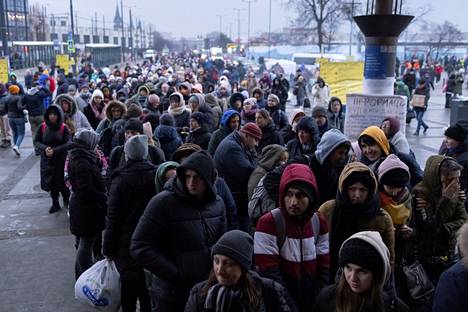 Pakolaiset jonottivat Puolaan suuntaavaan junaan Ukrainan Lvivissä maanantaina. 