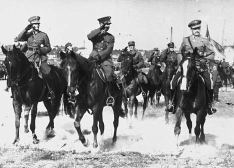 Vuoden 1939 taisteluharjoituksessa Mannerheim (oik.) liikkui Käthyllä.