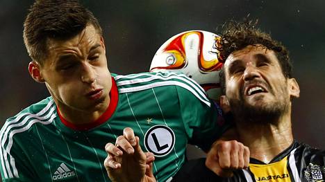 Legia Varsovan Miroslav Radovic ja Lokerenin Giorgos Galitsios (oik.) Euroopan liigan ottelussa vuonna 2014.