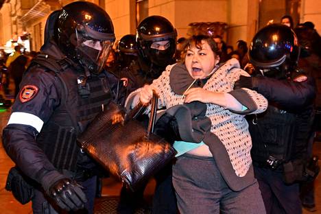 Mellakkapoliisit pidättivät liikekannallepanoa vastustaneen naisen Moskovassa keskiviikkoiltana järjestetyssä mielenosoituksessa.