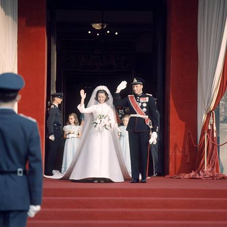 Tuore aviopari tervehtii kansaa kesällä 1968.