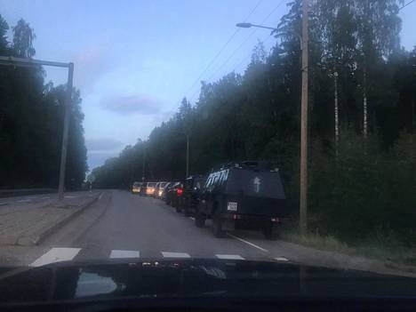 Poliisiautoja kuvattuna Porvoon Ölstensissä sunnuntaina illalla yhdeksän aikoihin.