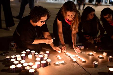 Israelilaiset sytyttivät kynttilöitä 45 juutalaisten uskonnollisen tapahtuman tungoksessa kuolleen muistoksi.