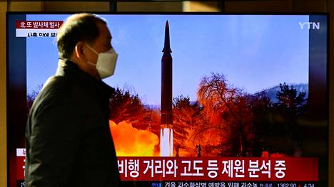 Pohjois-Korean ohjuskokeesta kerrottiin uutisnäytöllä Soulin rautatieasemalla Etelä-Koreassa 14. tammikuuta 2022.