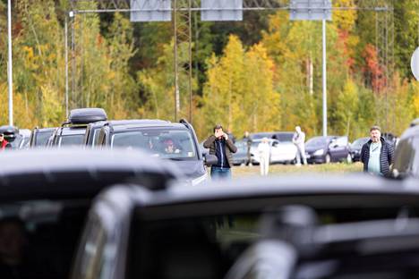 Suomeen saapuvaa liikennettä Vaalimaan rajanylityspaikalla.