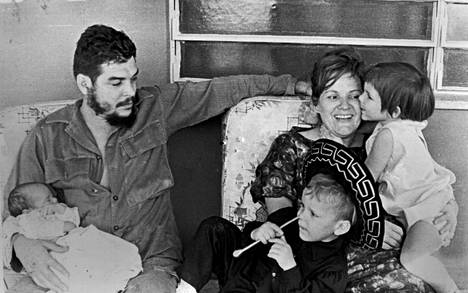 Che Guevara ja Aleida March kuvattiin vuonna 1965 kolmen lapsensa kanssa. Camilo Guevara March kuvassa etualalla hattu päässään.