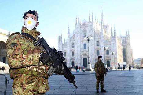 Milanossa partioivilla sotilailla oli hengityssuojaimet.