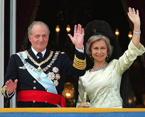 Juan Carlos hallitsi Espanjaa 39 vuoden ajan ennen kruunusta luopumistaan vuonna 2014. Kuningatar Sofia on seissyt miehensä rinnalla läpi skandaalien. Pari kuvattuna vuonna 2004.