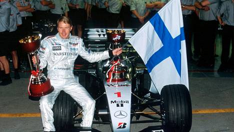 Mika Häkkinen juhli McLarenilla kahdesti formula ykkösten maailmanmestaruutta.