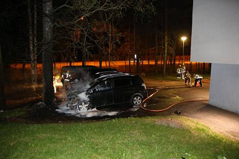 Autot syttyivät palamaan kerrostalon parkkipaikalla Myllypurossa.