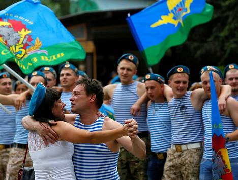 Venäjän maahanlaskujoukoilla on oma juhlapäivänsä 2. elokuuta, jolloin sinivalkoraitapaitaisia miehiä näkee juhlimassa rajusti kaduilla. Juhlijat eivät yleensä ole aktiivipalveluksessa vaan veteraaneja.