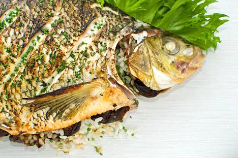 Uunilahna on herkullinen ja vastuullinen kalaruoka. Katso resepti Ruokalan arkistosta nimellä Täytetty lahna.