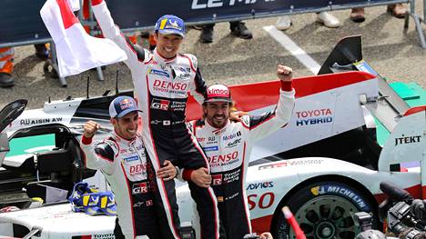 Sebastian Buemi (vas.), Kazuki Nakajima ja Fernando Alonso juhlivat Le Mans’n voittoa.