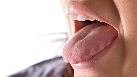 Moni puhdistaa rutiininomaisesti myös kielen pinnan hampaiden harjaamisen yhteydessä.