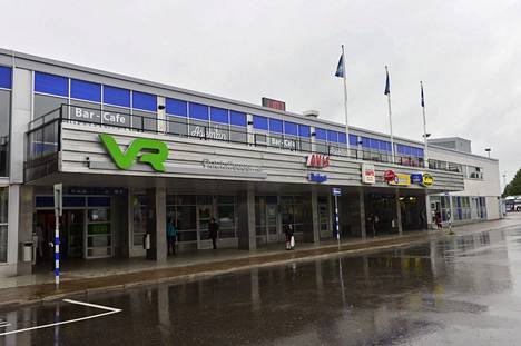 The current station at Kauvola, a travel centre, was inaugurated in 1960.  When it was completed, it was the largest in Finland, next only to Helsinki's main railway station.  The first station in Kauvola was already built in 1875.