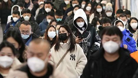 Kuva maskilla suojautuneista ihmisistä otettiin pekingiläisellä metroasemalla tiistaina ruuhka-aikaan.