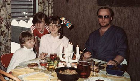 Waldo (toinen vas.), hänen siskonsa Mia ja Katja sekä isä Hessu Reijonen nauttivat pääsiäispöydän antimista Pakilan-kodissa 1982.