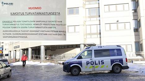 Helsingissä Pasilan molempia poliisitaloja vartioitiin torstaina. Sisä-Suomen poliisin alueella sijaitsevan laitoksen oveen puolestaan oli kiinnitetty tiedote.