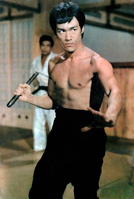 Yhdysvalloissa syntyneen Bruce Leen perhe muutti Hongkongiin, kun Lee oli kolmen kuukauden ikäinen. Siellä odotti lapsitähteys: ensimmäisen elokuvaroolinsa hän sai jo vauvana.