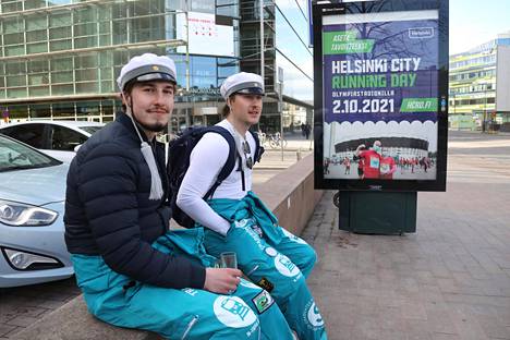 Tradenomiopiskelijat Kalle ja Mick olivat matkalla vapun viettoon Helsingin keskustassa aattoiltapäivällä.