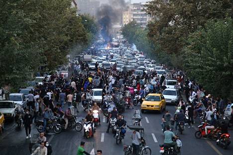 Ihmiset osoittivat mieltään Teheranin kaduilla 21. syyskuuta.
