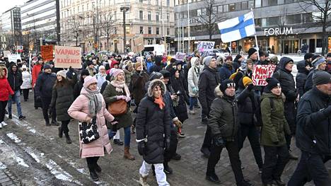 Mielenosoittajia Helsingin keskustassa 22. tammikuuta 2022. 