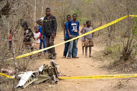 Pienlentokone syöksyi alas Zimbabwessa Masvingon provinssissa. Koneen zimbabwelainen pilotti ja neljä suomalaista saivat surmansa.