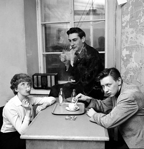 Helsinkiläisnuorisoa tupakalla huhtikuussa 1962.