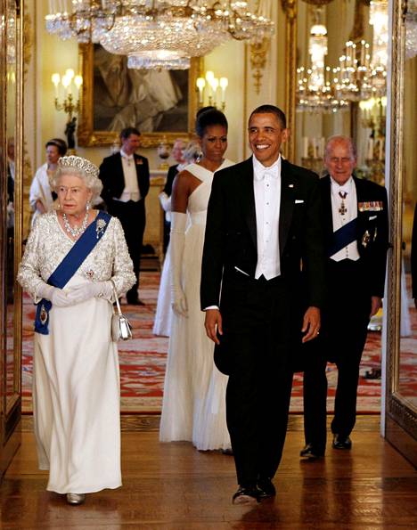 Kuningatar Elisabet tapasi presidenttipari Barck ja Michelle Obaman.