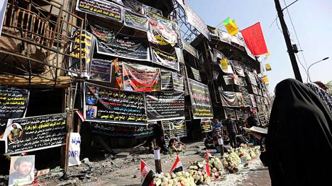 Suositulla kauppapaikalla Bagdadissa heinäkuun 3. päivä tehdyssä iskussa kuoli lähes 300 ihmistä. Paikalla käydään nyt muistamassa iskussa kuolleita.