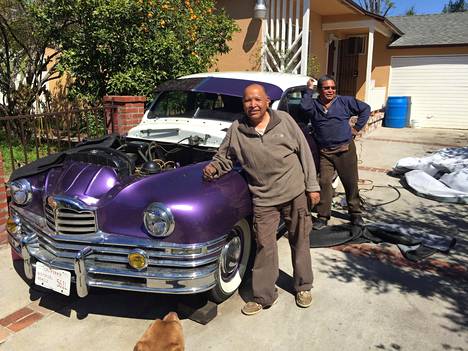 Packardin omistaja Jesus Hernandez ja luottomekaanikko Carlos Turush ehostetun auton vierellä.
