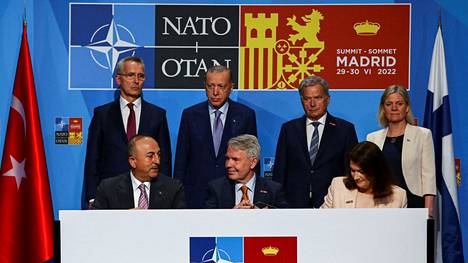 Turkin, Suomen ja Ruotsin ulkoministerit allekirjoittivat Madridissa yhteisymmärrysasiakirjan, joka petaa Suomen ja Ruotsin tietä kohti Nato-jäsenyyttä.