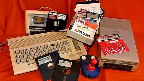 Aito Commodore 64. Kuvassa on kotelon myöhempi uudelleen muotoiltu versio, jollaista myös Perifractic käytti videossaan. Hänen hankkimansa kotelo on tehty alkuperäisillä muoteilla, mutta on uusi.