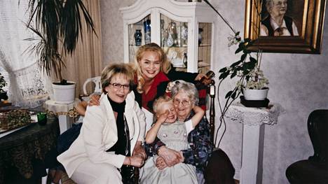 Neljä sukupolvea 2001. Äitini Seija, minä, Olivia ja Rauha-mamma hänen kotonaan Turussa.”