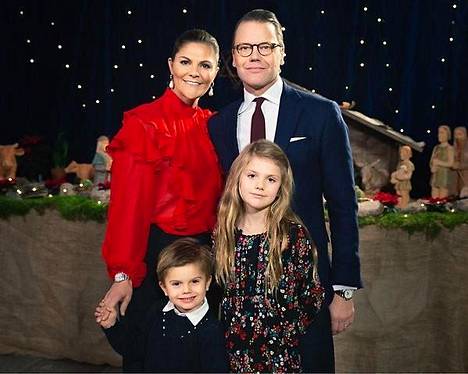 Kruununprinsessa Victoria, prinssi Daniel ja lapset prinssi Oscar ja prinsessa Estelle toivottivat kansalle hyvää joulua kauniilla yhteiskuvalla.