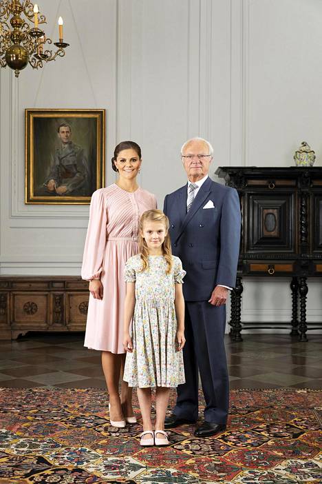 Ruotsin hovi julkaisi päätöksen yhteydessä uuden yhteiskuvan kuningas Kaarle XVI Kustaasta, kruununprinsessa Victoriasta ja prinsessa Estellestä.