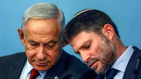 Israelin valtiovarainministeri Bezalel Smotrich (oik.) ja pääministeri Benjamin Netanjahu tiedotustilaisuudessa Jerusalemissa tammikuussa.