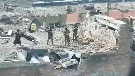 Reutersin jakaman kuvan kerrotaan esittävän Wagnerin sotilaita liputtamassa voittoaan Bahmutin seudulla rakennuksen katolla. Kuva on napattu videolta, jonka yksityisarmeijan lehdistövastaavat jakoivat maaliskuun alkupuolella.