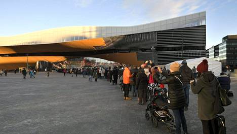 Helsingin keskustakirjasto Oodi avautui yleisölle keskiviikkona. Torstaina ihmiset jonottivat päästäkseen tutustumaan keskustan uuteen maamerkkiin.