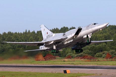 Tupolev Tu-22M3 nousemassa ilmaan kentältä.