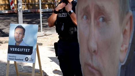Venäjän Berliinin-lähetystön eteen oli viritelty presidentti Putinin (oik.) ja Navalnyin kuvat.